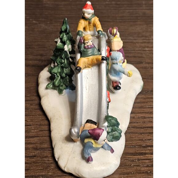 Vtg COBBLESTONE CORNERS Holiday Village Figurines 2001 Ceramic Children Sliding - Picture 4 of 6